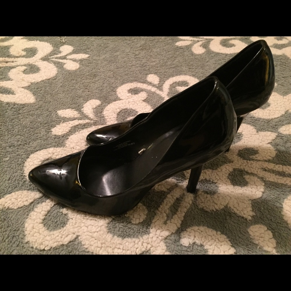 Black pumps